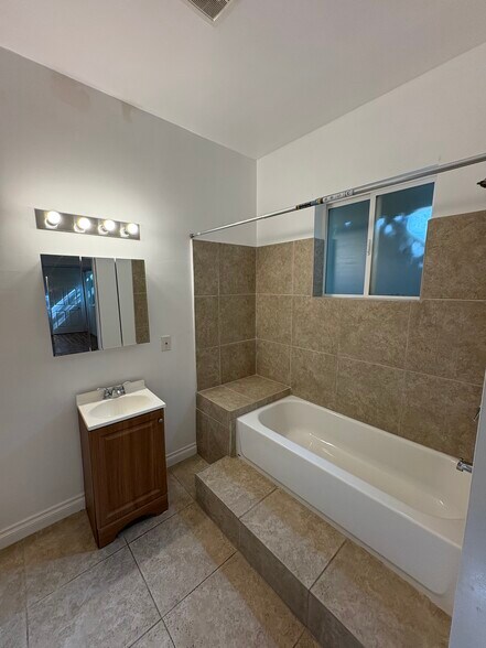 Building Photo - 1402 San Remo Dr