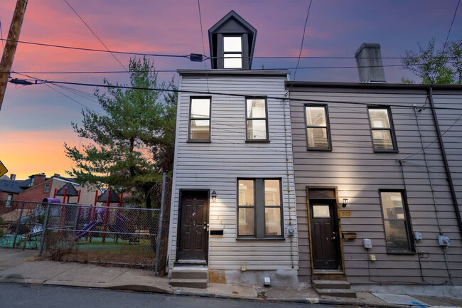 Building Photo - 521 Alpine Ave