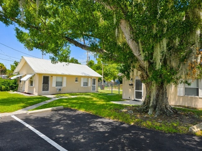 Building Photo - Convenient Downtown Living in a Bright and Comfortable 1-Bedroom Studi