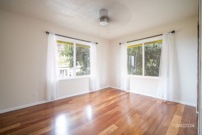 Building Photo - 3 bd / 2 ba Upstairs Unit in a Triplex