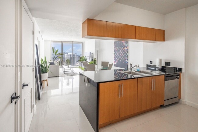 Building Photo - 1750 N Bayshore Dr