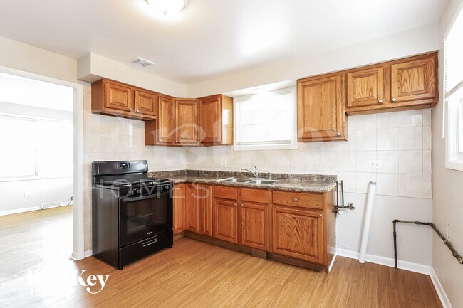 Building Photo - 3028 W 141st St