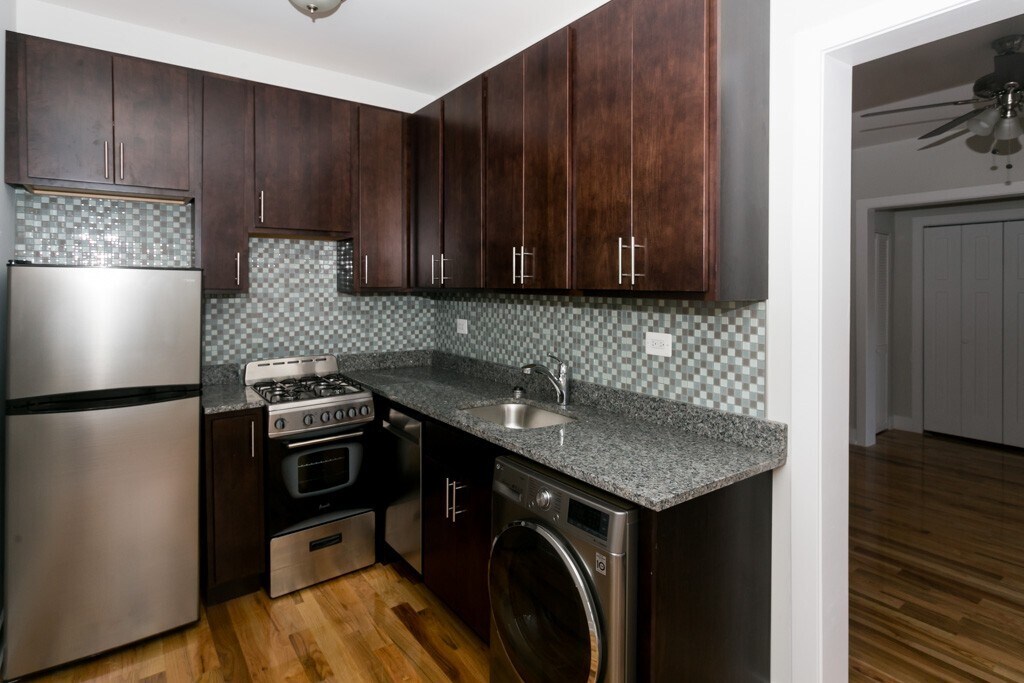 Building Photo - 2249 W Wilson Ave