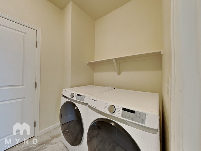 Building Photo - 8912 Red Bud St
