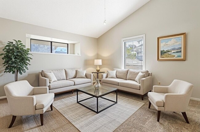 Building Photo - Lovely and Well maintained 2 bedroom & 2.5...
