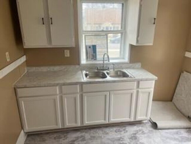 Building Photo - Adorable 3 Bedroom Home