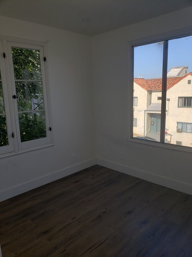 Building Photo - 2631 S Manhattan Pl