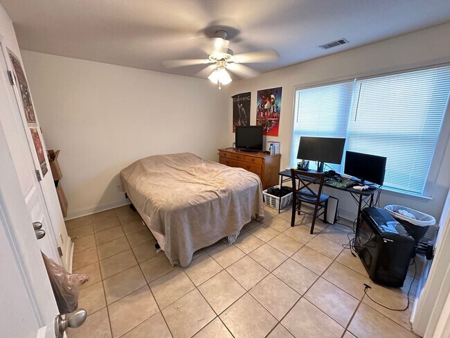 Building Photo - Five Bedroom Near Downtown Available for P...