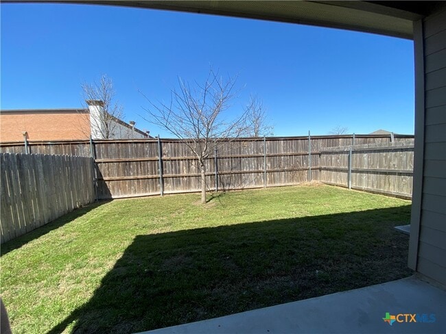 Building Photo - 2213 Avery Village