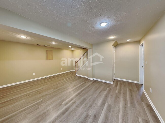 Building Photo - 509 Lake Front Dr