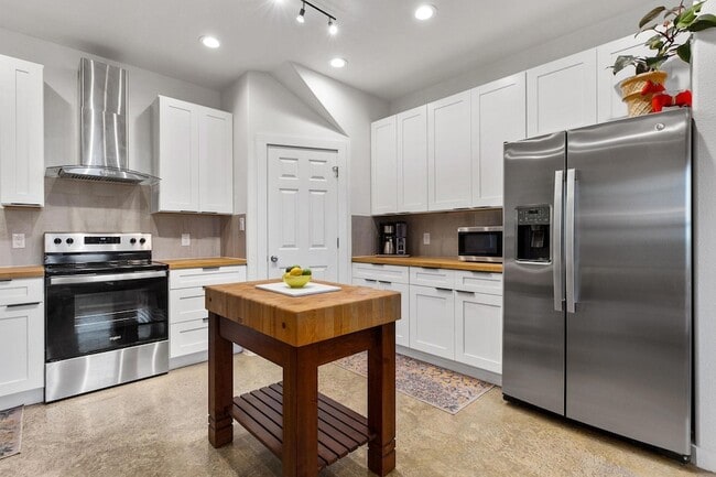 Building Photo - 326 Tahitian Dr