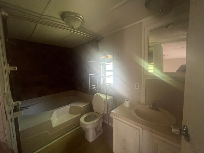 Building Photo - Large 2 br 2bath