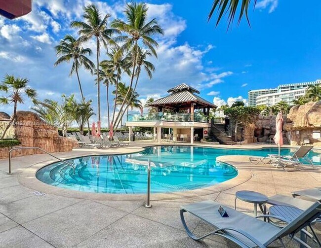 Primary Photo - 5225 Collins Ave