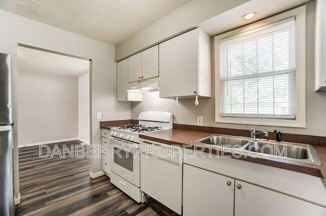 Building Photo - 1103 Searles Rd