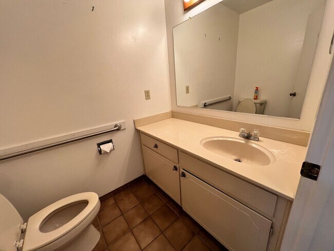 Building Photo - Spacious Home in Wonderful Davis Neighborhood!