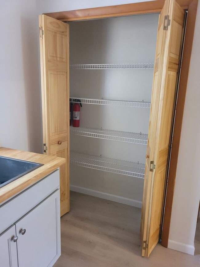 Building Photo - 4 bedroom Townhouse on Bloomington's South Side; Located in The Woodlands!