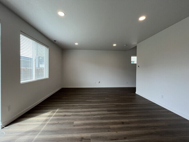 Building Photo - Stunning 3 Bedroom with Bonus Room | Solar Panels, Stainless Steel Appliances & Fenced Backyard