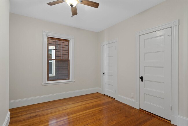 Building Photo - 21-1/2 Mt Vernon St