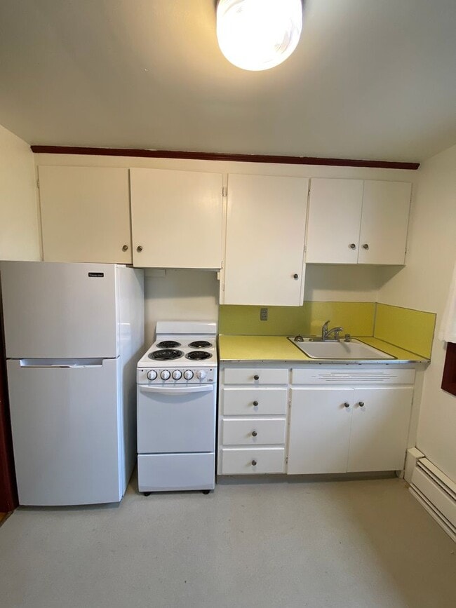 Building Photo - Spacious Upstairs 1 Bedroom/1 Bath Apartme...