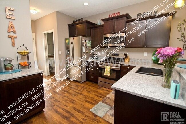 Building Photo - 1655 SW Arlan Dr