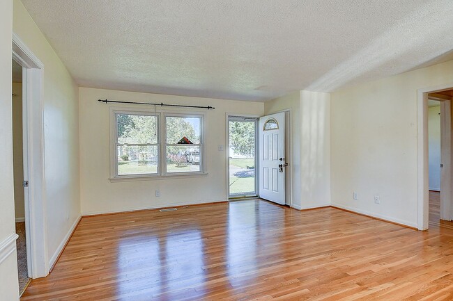 Building Photo - 3 BDRM / 2.5 BATH with FENCED BACKYARD - WINDSOR WOODS!