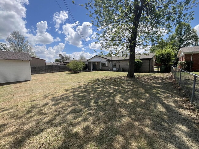 Building Photo - "Charming Space in Yukon, OK! Lawn care included!"