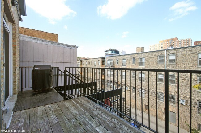 Building Photo - 522 W Oakdale Ave