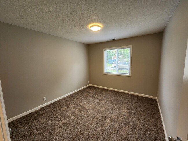 Building Photo - 424 Nussbaum Ave