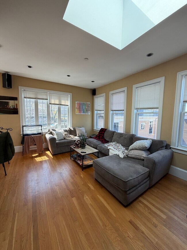 Building Photo - No Brokers Fee, One Months Rent-Free, Luxury Finishes, In-Unit Washer and Dryer, Central Heat/AC