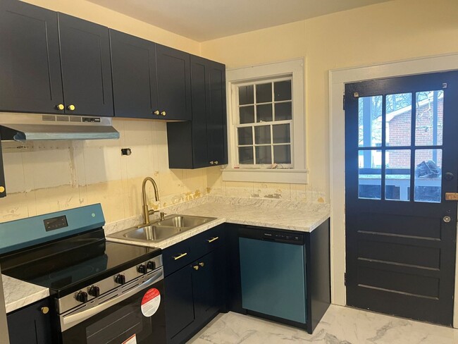 Building Photo - Charming Newly Renovated Duplex in Belmont...