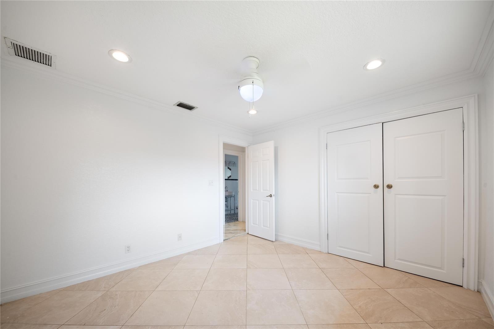 Building Photo - 16770 Lakeview Ct