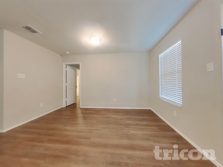 Building Photo - 460 Blue Crow Ln