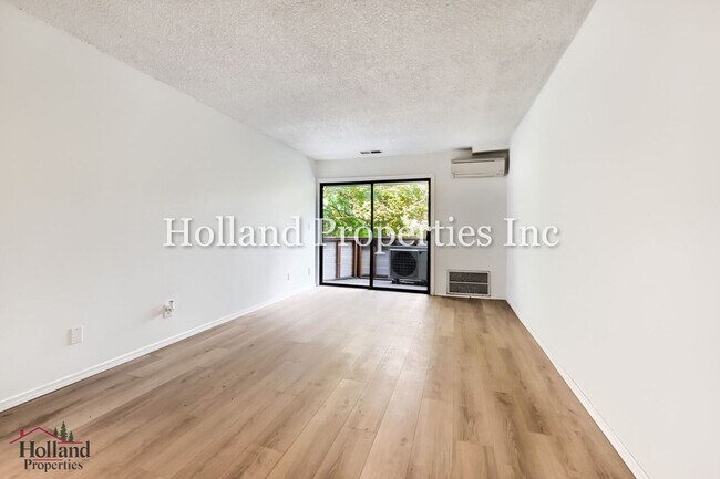 Building Photo - 8747 SW Brightfield Cir