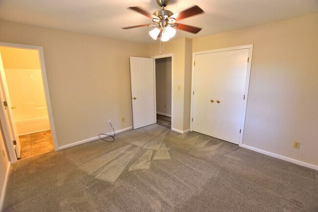 Building Photo - 728 Salisbury Dr