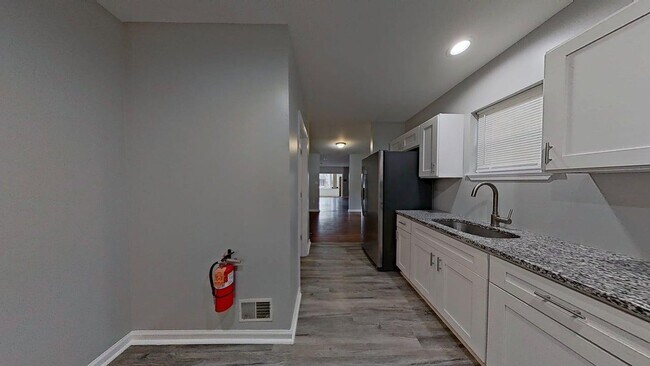 Building Photo - 6032 Walnut St