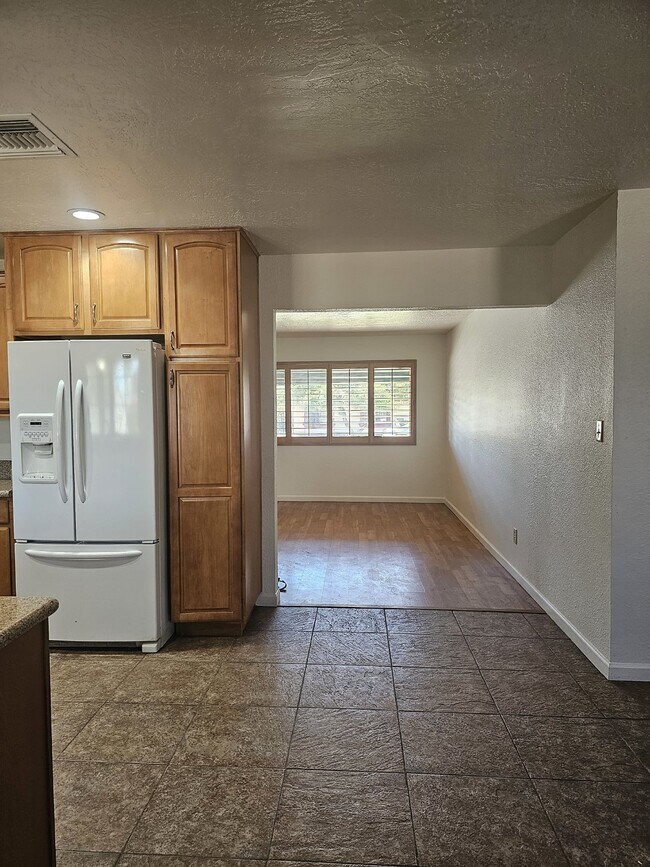 Building Photo - This Charming Home Awaits You!
