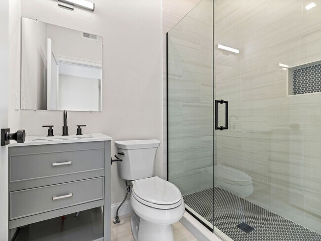 Building Photo - 4 Bed / 2 Bath in South Boston | In-Unit Laundry | 9/1