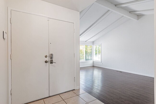 Building Photo - Saratoga Gem - 4BR Home Open Floor Plan & ...