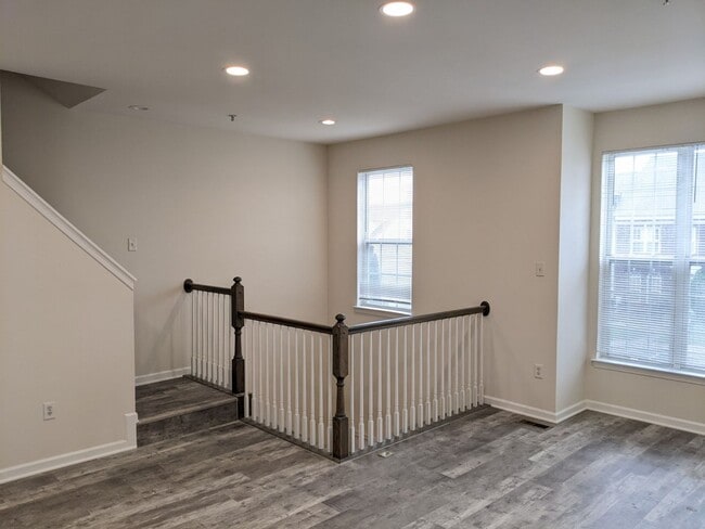 Building Photo - Completely Renovated Townhouse in convenie...