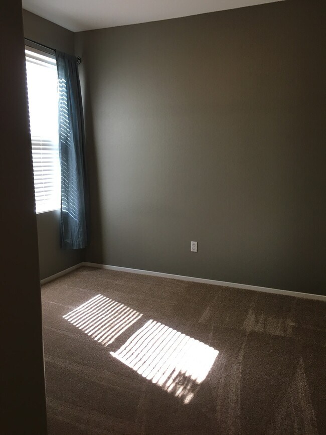 Building Photo - Updated Roseville Home