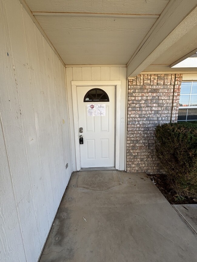 Building Photo - 3 bed 2 bath 2 car garage