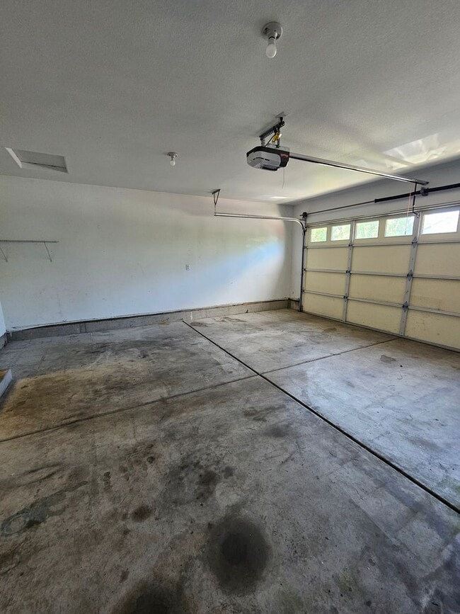 Building Photo - Beautiful Home near Schools and a Large Park!