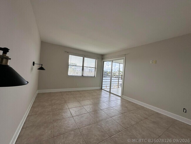 Building Photo - 309 Lake Cir