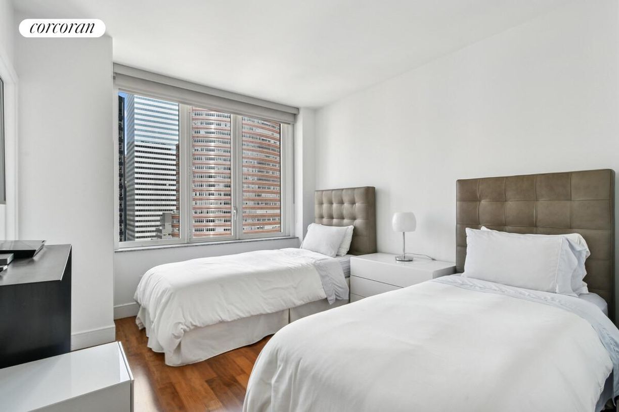 Building Photo - 250 E 53rd St