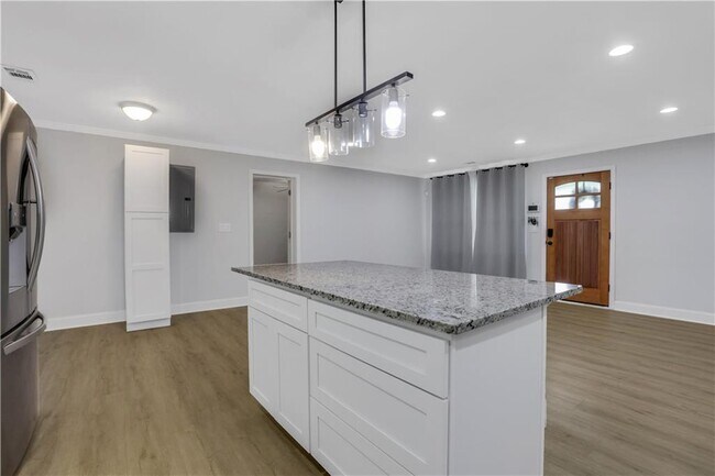 Building Photo - 3436 Pinehill Dr