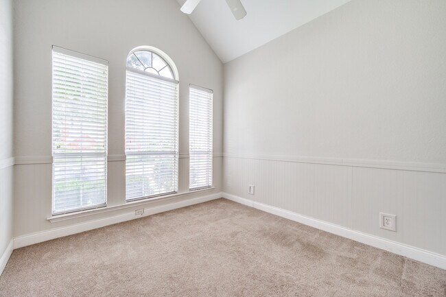 Building Photo - 10005 Burgundy Dr