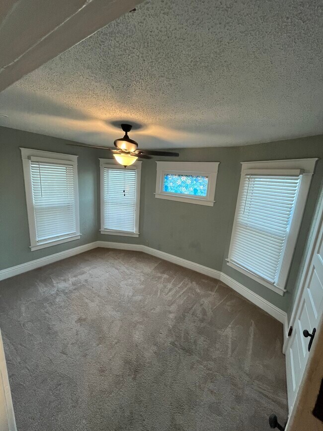 Building Photo - 413 6th St