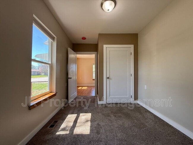 Building Photo - 701 8th Ave S