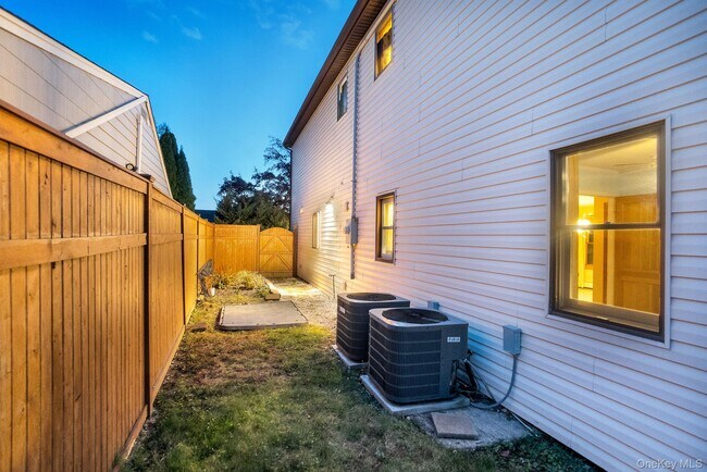 Building Photo - 8 Pearl St