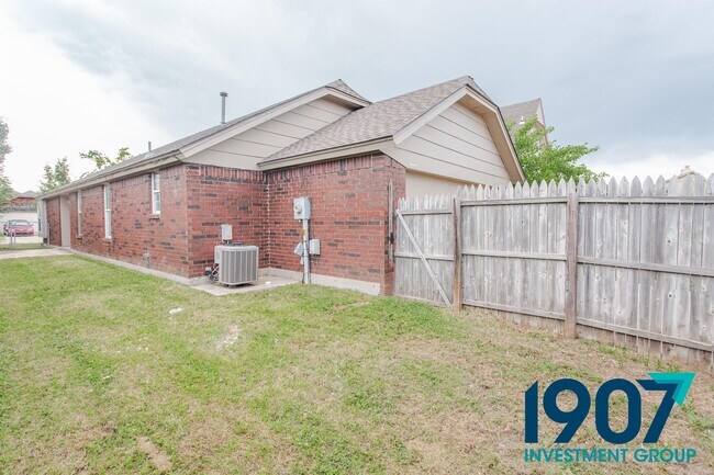 Building Photo - 2102 Briarcliff Dr